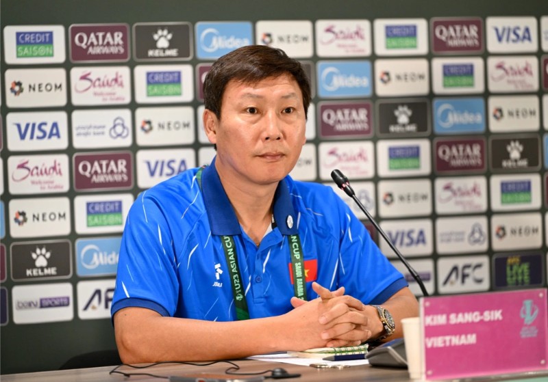 HLV Kim Sang Sik hết lời ca ngợi học trò