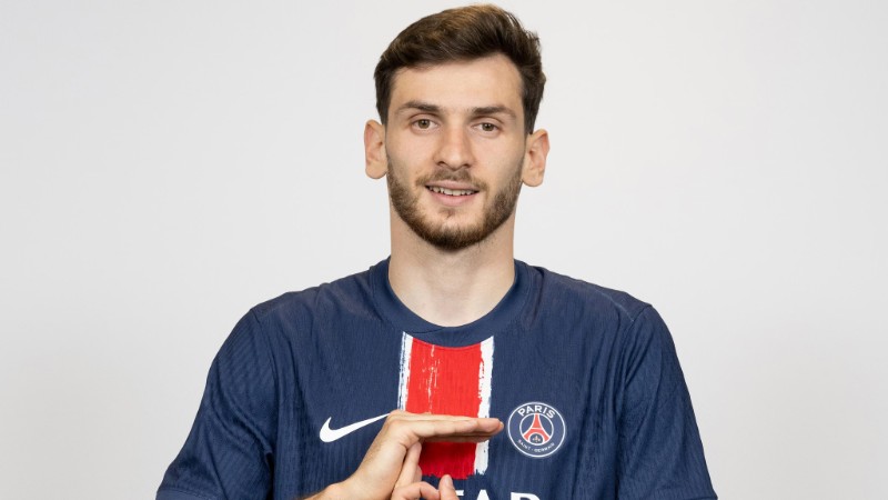 PSG định giá Kvaratskhelia ở mức 68 triệu bảng
