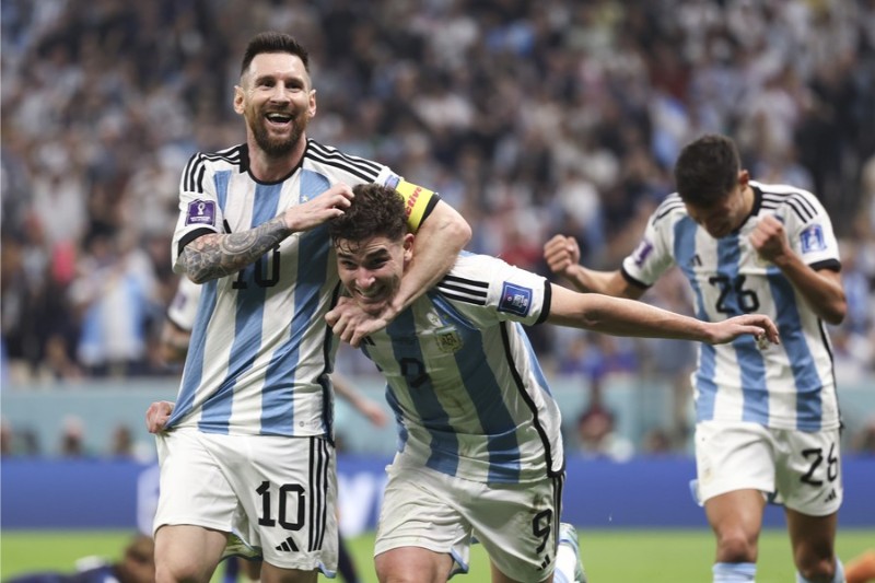 Julian Alvarez luôn học hỏi từ Messi